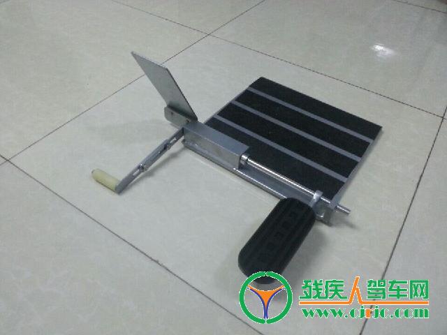 特利唯格:油门踏板左延